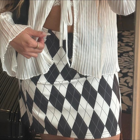 NWT XS Dolls Kill Sugar Thrillz She’s Jeepin’ Around Mini Skirt Argyle blk/white - Picture 2 of 8
